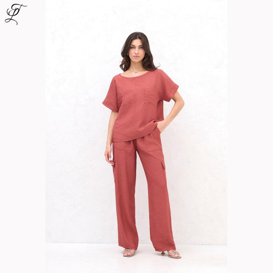 Chastar Viscose Linnen Set Emma met losse top en broek met cargo zakken in roestkleur, comfortabel en stijlvol linnen set.