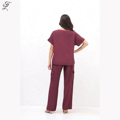 Chastar Viscose Linnen Set Emma in bordeaux met losse top en broek met cargo zakken, comfortabele pasvorm, Chastar Shop.