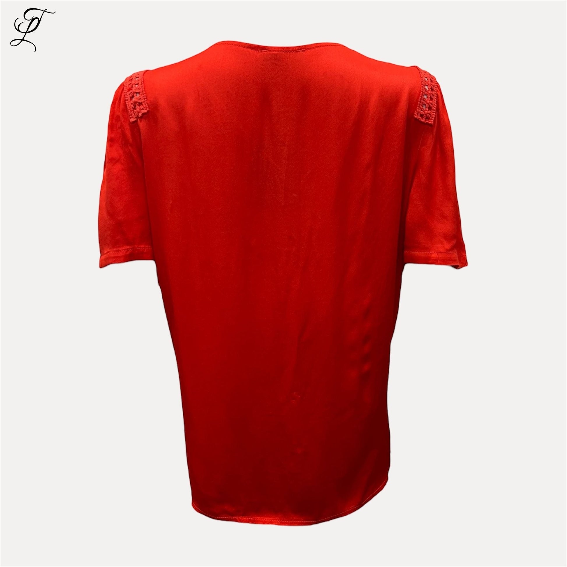 Chastar Zijde Viscose V-Hals Top in vuurrood met gehaakte schouderdetails, achteraanzicht toont elegante pasvorm