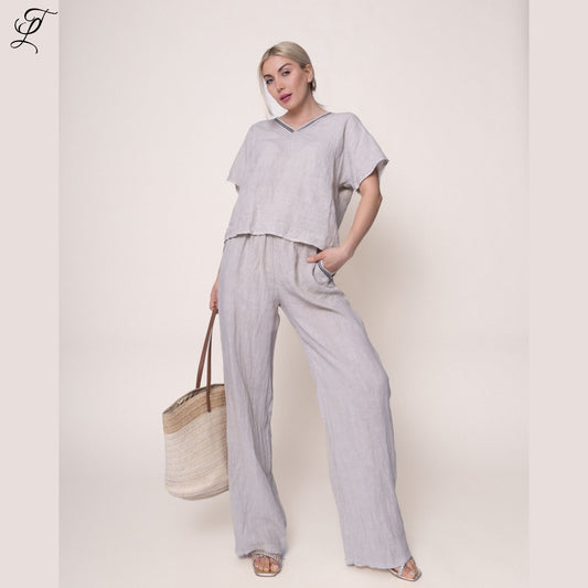 Stijlvolle grijze linnen set met V-hals top en wijde broek, gedragen met strotassen en sandalen - Chastar Linnen Set