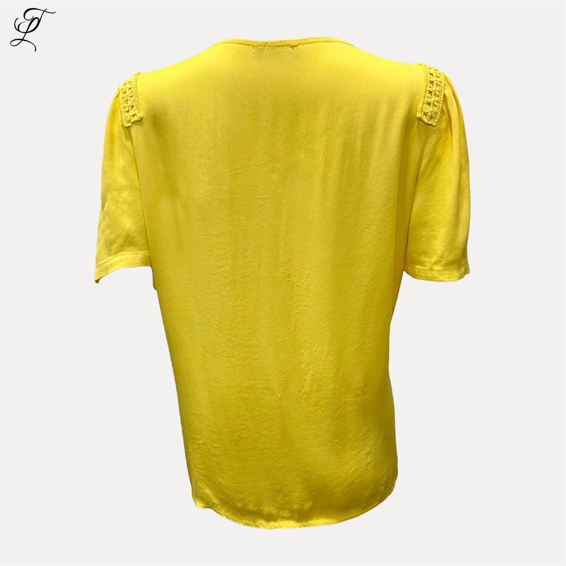 Chastar Zijde Viscose V-Hals Top in helder geel met gehaakte schouderdetails, achteraanzicht