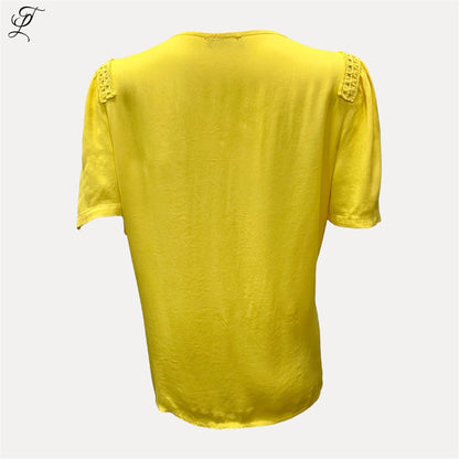 Chastar Zijde Viscose V-Hals Top in helder geel met gehaakte schouderdetails, achteraanzicht