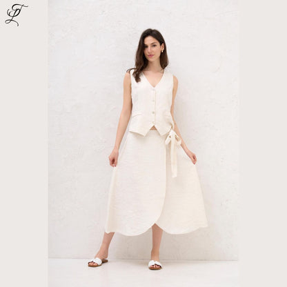 Draag de Chastar Linnen Overslagrok met strikdetail voor een luchtige en stijlvolle zomerse look.