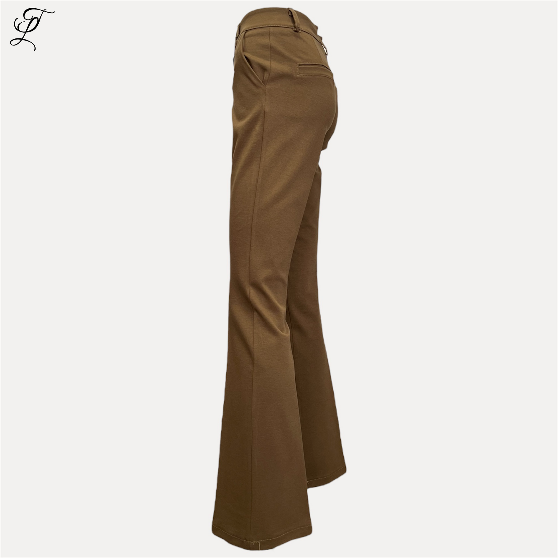 Chastar Flair Broek in warme camelkleur, getoond vanaf de zijkant met elegante uitlopende pijpen. De broek heeft een hoge taille en flatterende pasvorm die de benen optisch verlengt. Perfect voor een stijlvolle casual of zakelijke look. Home page, Collectie, Bestsellers.