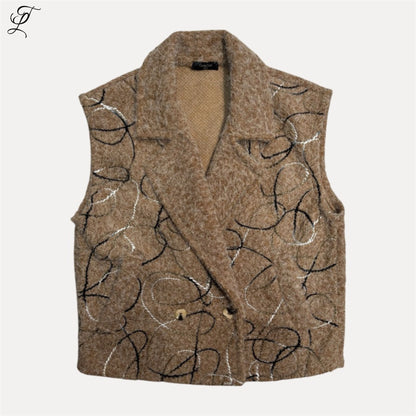 Chastar Gilet Livia in bruin met swirl-patroon, dubbele knopenrij en reverskraag voor een elegante look.