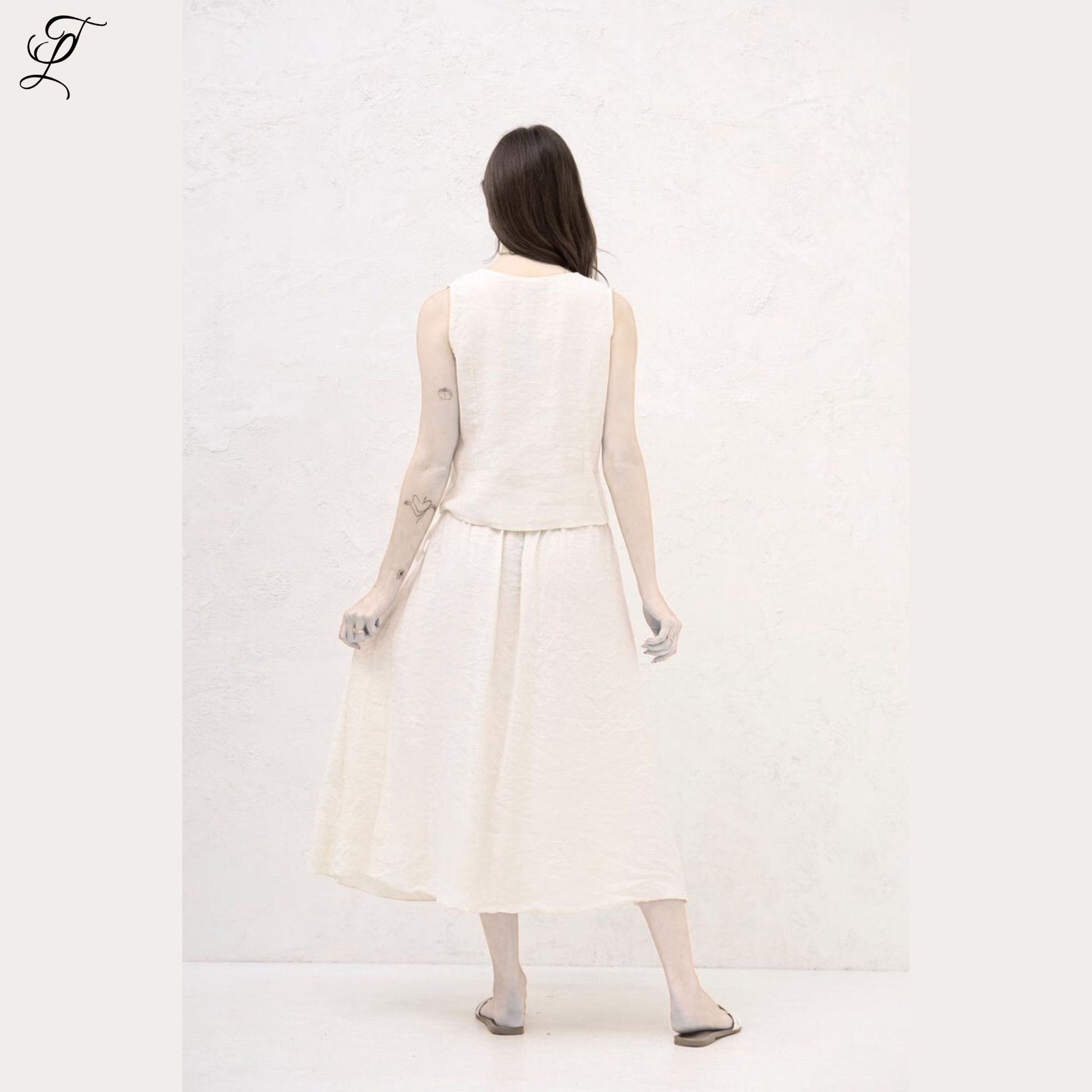 Draag de Chastar Linnen Overslagrok in off white voor een luchtige, vrouwelijke zomerse look met elegant strikdetail.