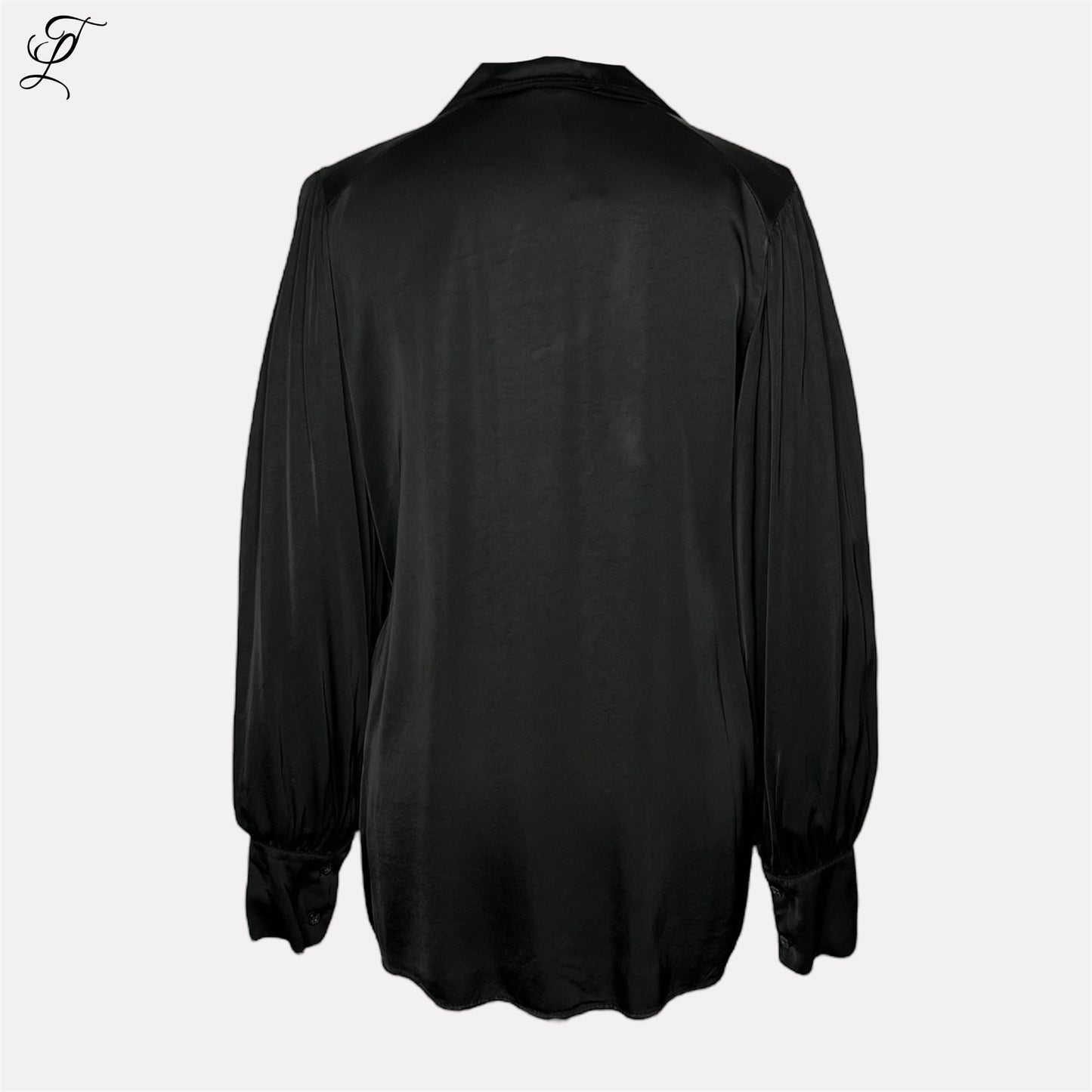 Chastar Zijde-Viscose Blouse in elegante zwarte uitvoering met prachtige ballonmouwen en subtiele glans. Luxueuze blouse met klassieke knoopsluiting, perfect voor diverse gelegenheden. Verkrijgbaar in verschillende maten. Blouses, Collectie