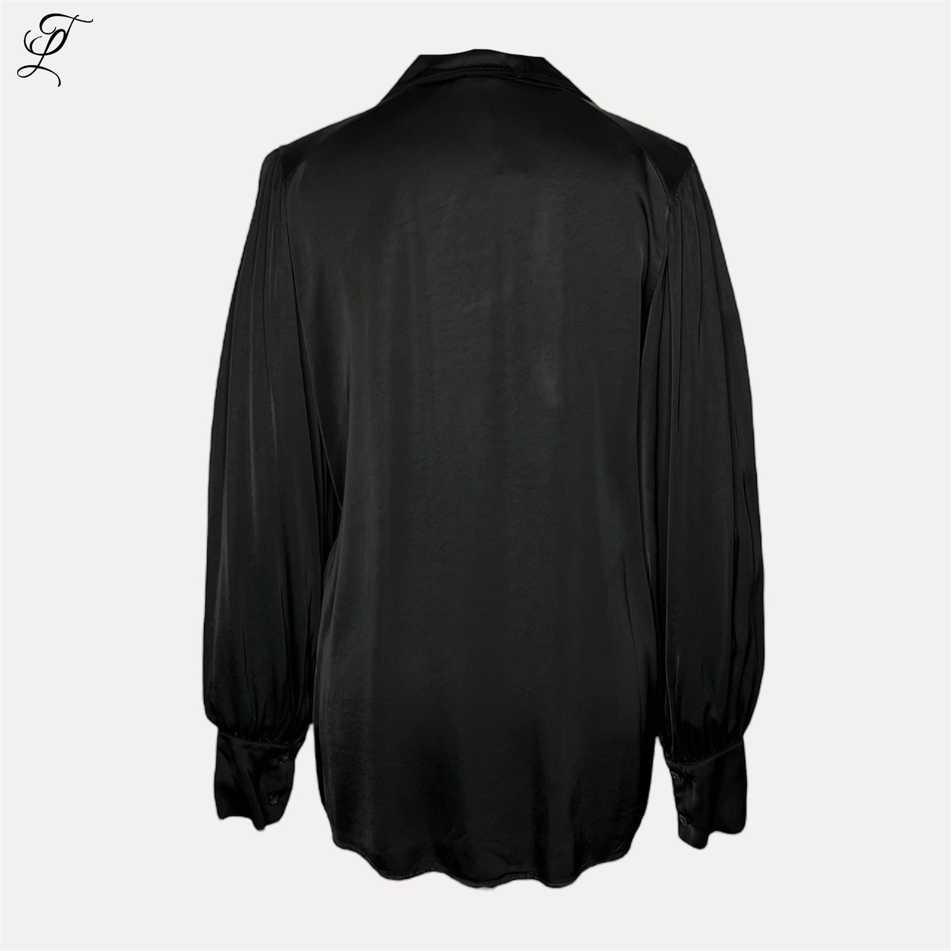 Chastar Zijde-Viscose Blouse in elegante zwarte uitvoering met prachtige ballonmouwen en subtiele glans. Luxueuze blouse met klassieke knoopsluiting, perfect voor diverse gelegenheden. Verkrijgbaar in verschillende maten. Blouses, Collectie