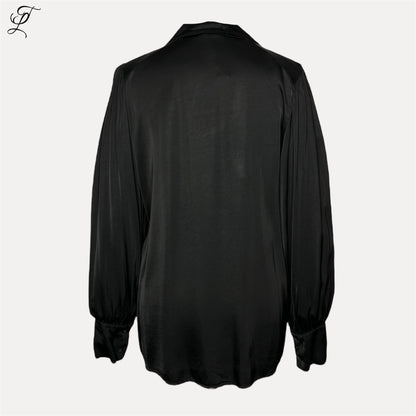 Chastar Zijde-Viscose Blouse in elegante zwarte uitvoering met prachtige ballonmouwen en subtiele glans. Luxueuze blouse met klassieke knoopsluiting, perfect voor diverse gelegenheden. Verkrijgbaar in verschillende maten. Blouses, Collectie