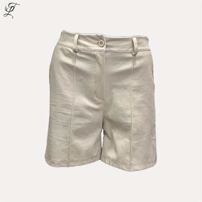 Chastar Korte Broek in off-white met een elastische taille en speelse achterkant, ideaal voor warme zomerdagen.