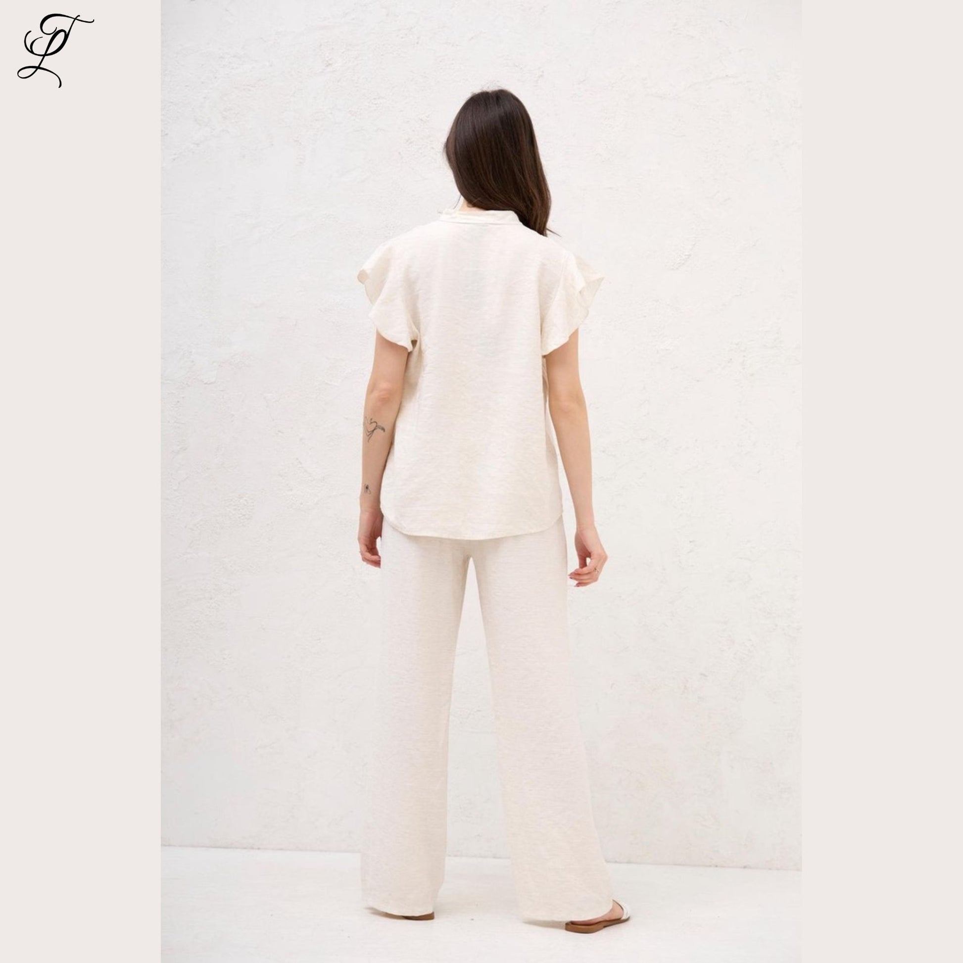 Chastar Linnen Blouse in off white met korte ruffle-mouwen en knoopsluiting, perfect voor een zomerse dag.
