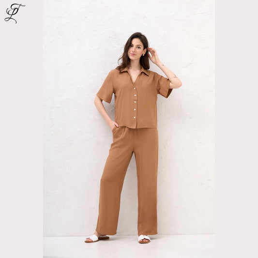 Chastar Korte Mouwen Blouse in comfortabele camel kleur met parelmoerknopen, perfect voor een zomerse casual look.