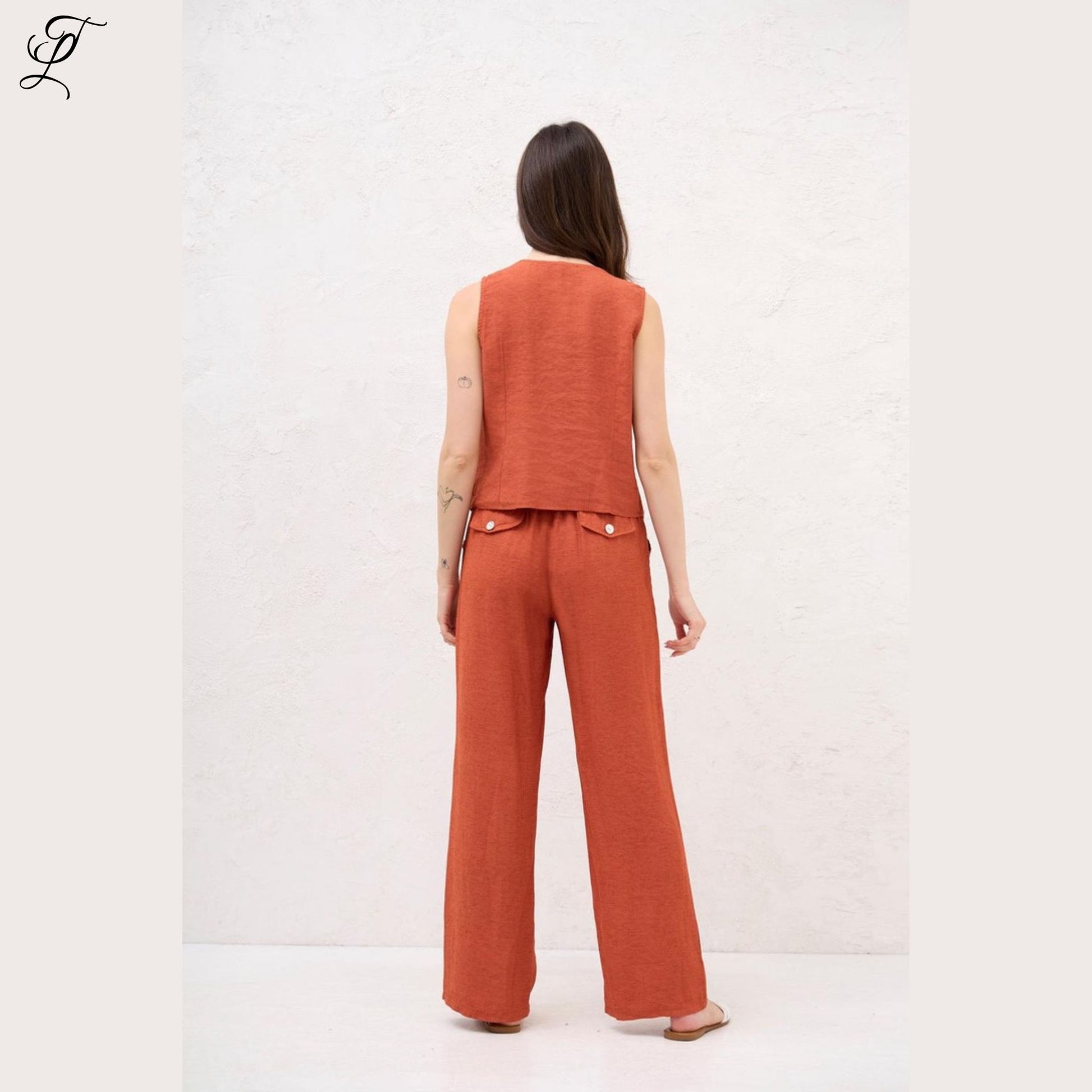 Chastar Linnen Top in roestkleur, luchtig en stijlvol voor warme dagen met een natuurlijke look.