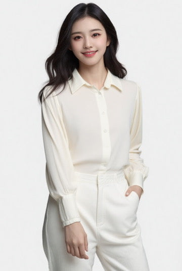 Chastar Tricot Blouse Amira in offwhite met klassieke kraag, doorknoopsluiting uit de herfstcollectie blouses nieuw van Chastar.