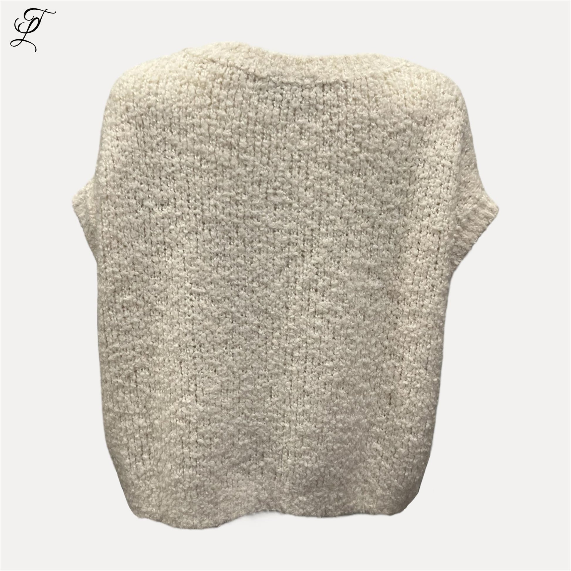 Chastar Soft Knit Gilet Noa in beige met zachte gebreide structuur, mouwloos en losse pasvorm, ideaal voor laagjes.