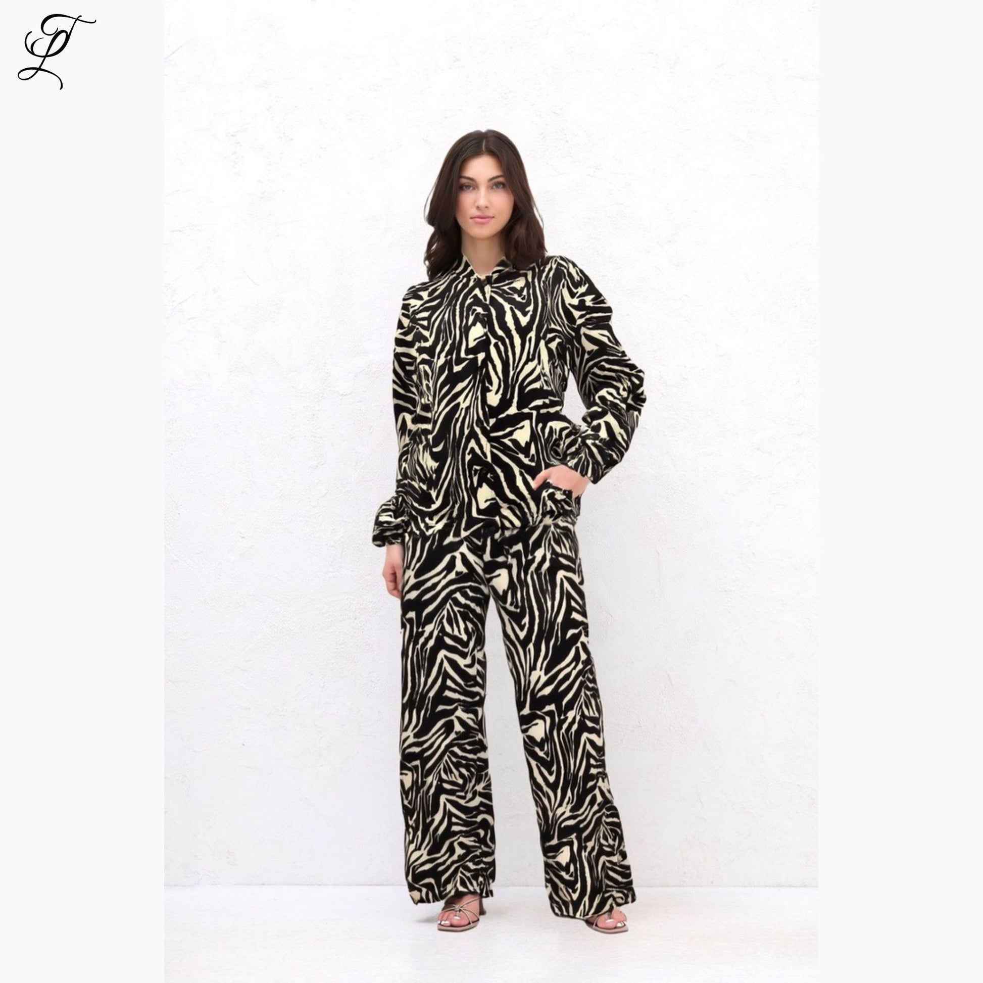 Chastar Zebraprint Set Zoë met modieuze bomberjas en rechte broek in opvallende zebraprint voor een trendy look