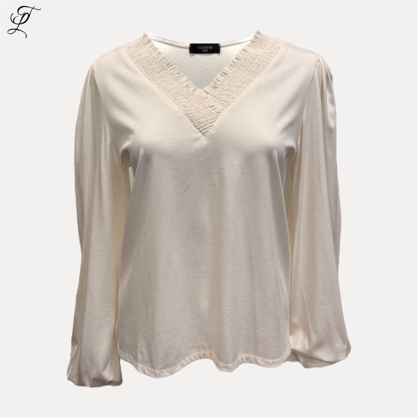 Chastar Tricot Top Mila in crème met V-hals en geplisseerde afwerking, soepelvallende lange mouwen, tijdloze stijl.