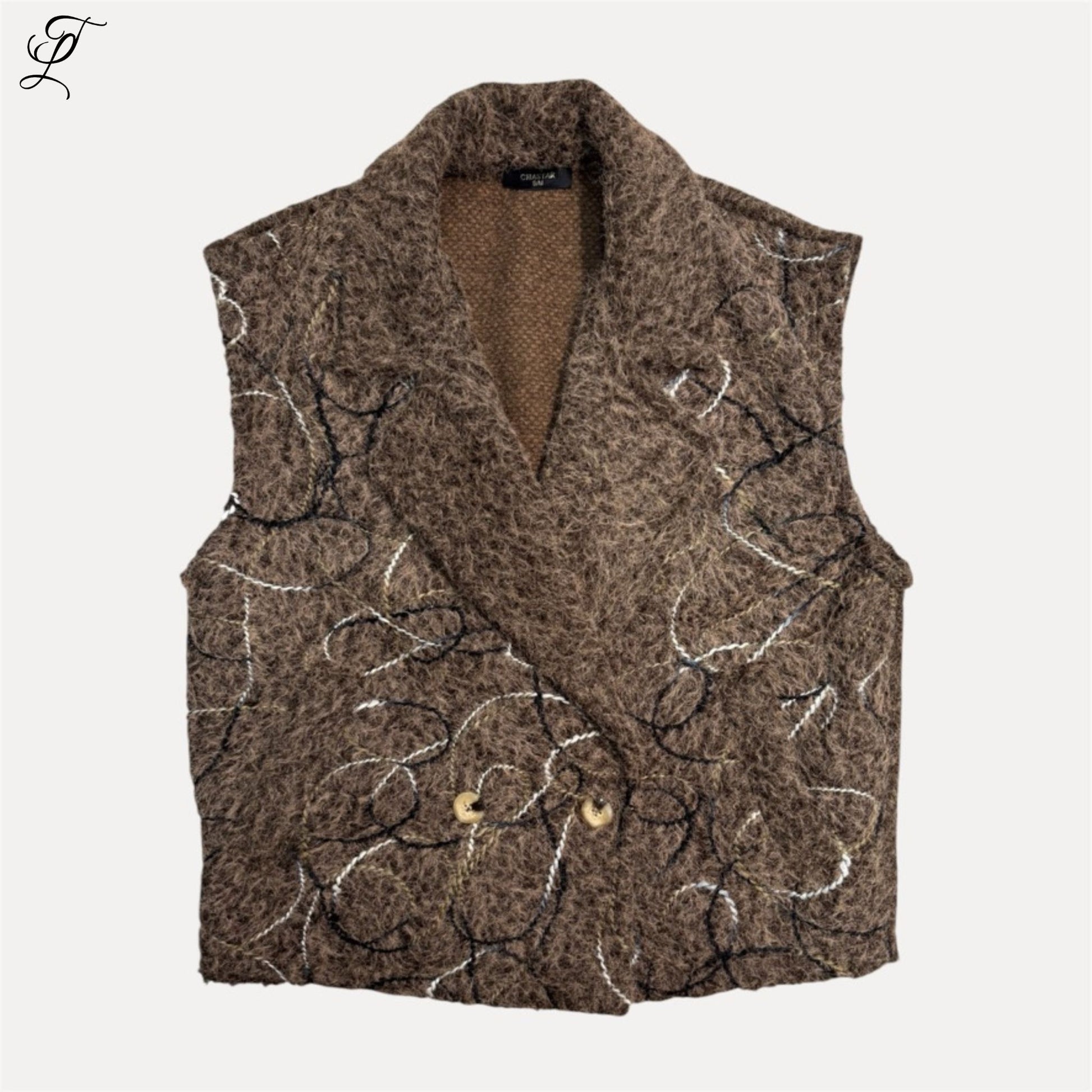 Chastar Gilet Livia in bruin met swirl-patroon, dubbele knopenrij en reverskraag voor een chique look.
