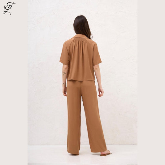 Achteraanzicht van de Chastar Korte Mouwen Blouse in camel, elegant en luchtig met relaxte pasvorm en korte mouwen.