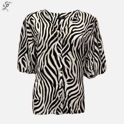 Chastar Viscose Blouse Zebra Print met elastische pofmouwen en knoopsluiting voor een casual zomerse look.