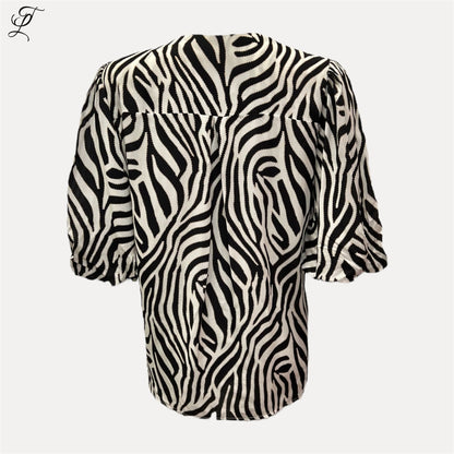 Chastar Viscose Blouse Zebra Print met losse fit en elastische pofmouwen voor een zomerse, stijlvolle look.