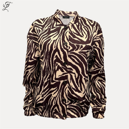 Chastar Bomberjas Zoë met zebraprint, relaxte bomber fit en soepele stof voor een modieuze en comfortabele look.