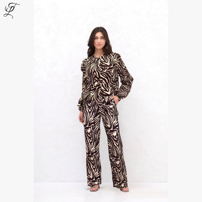 Chastar Zebraprint Set Zoë met modieuze bomberjas en rechte broek in opvallende zebraprint voor een krachtige look.