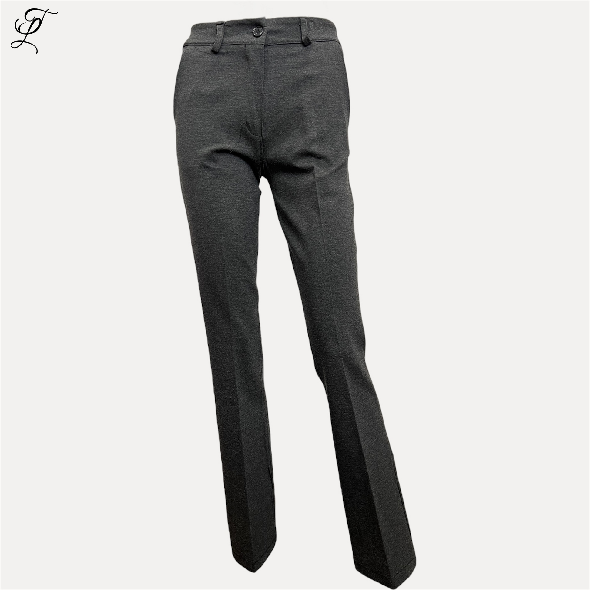 Chastar Flair Broek in stijlvol grijs, met elegante uitlopende pijpen en klassieke snit. De broek heeft een verfijnde pasvorm met subtiele flair-details, scherpe vouwen en zakken aan de zijkant. Perfect voor zakelijke en casual looks. Home page, Collectie, Bestsellers