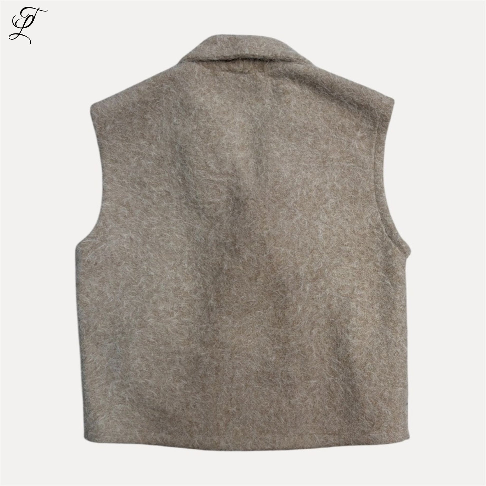 Achterzijde van Chastar Gilet Livia in beige met zacht materiaal en moderne pasvorm uit de Jassen & Blazers collectie.