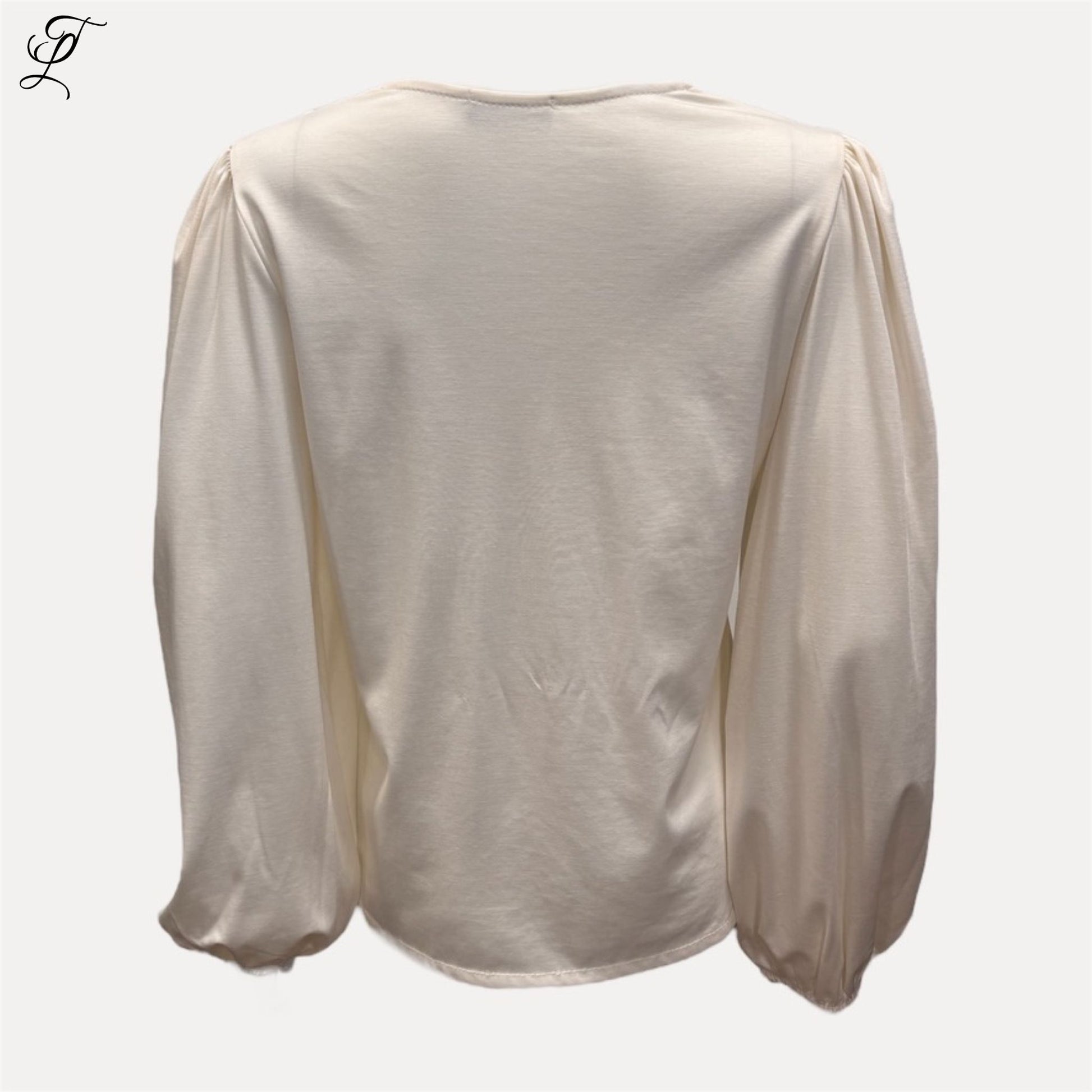 Creme kleurige Chastar Tricot Top Mila met lange soepelvallende mouwen en subtiele plissé V-hals, elegante klassieke stijl.