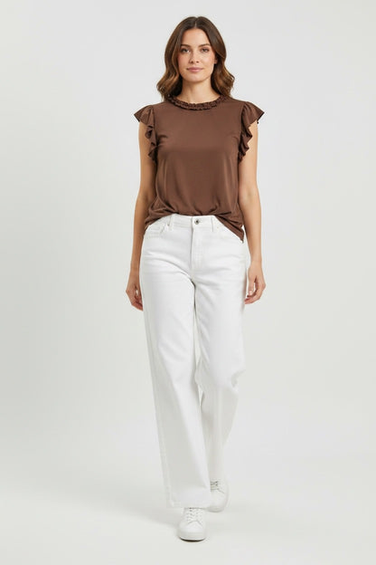 Model draagt mouwloze bruine top met ruches aan hals en schouders, gecombineerd met witte broek, uit de Chastar Nieuw collectie Tops & Shirts.
