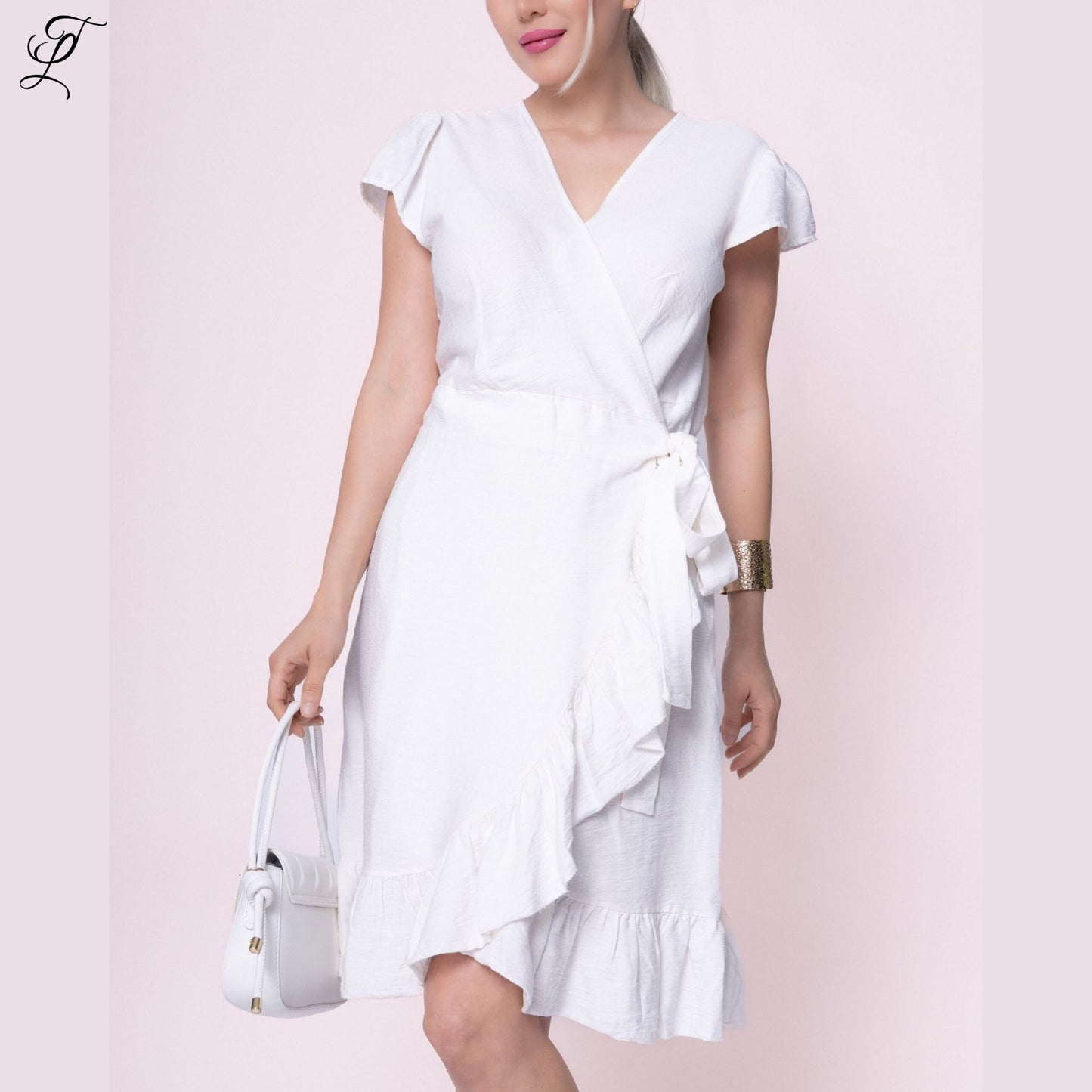 Witte Chastar Viscose Wikkeljurk met ruches en flatterende pasvorm, getoond met witte handtas en gouden armband, Jurken & Tunieken