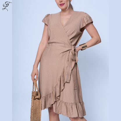 Elegante Chastar Viscose Wikkeljurk in camelkleur met ruches en korte mouwen, gedragen met rieten tas Jurken & Tunieken Collectie