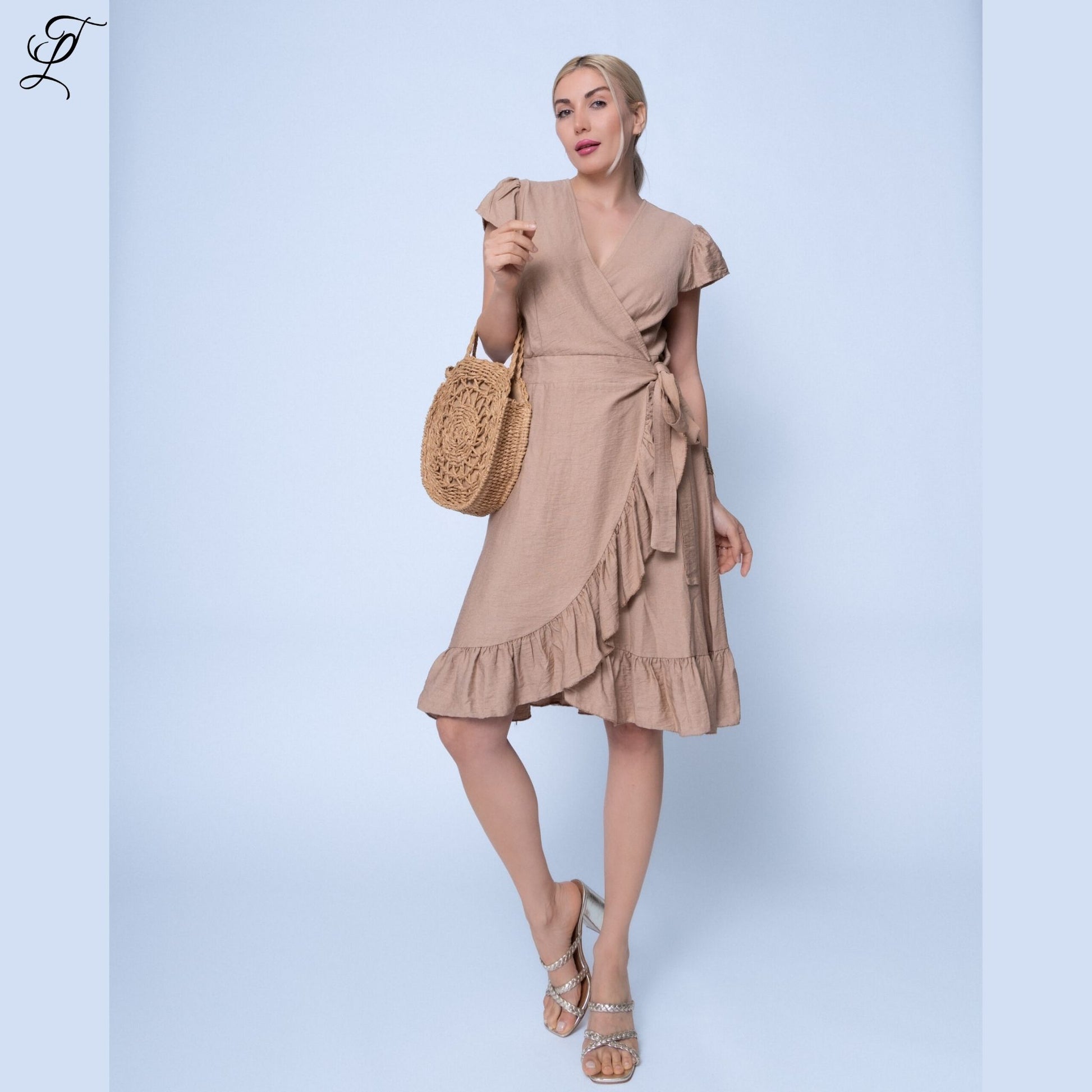 Elegante Chastar Viscose Wikkeljurk in camelkleur met ruches en wikkeldesign, gedragen met rieten tas en sandalen
