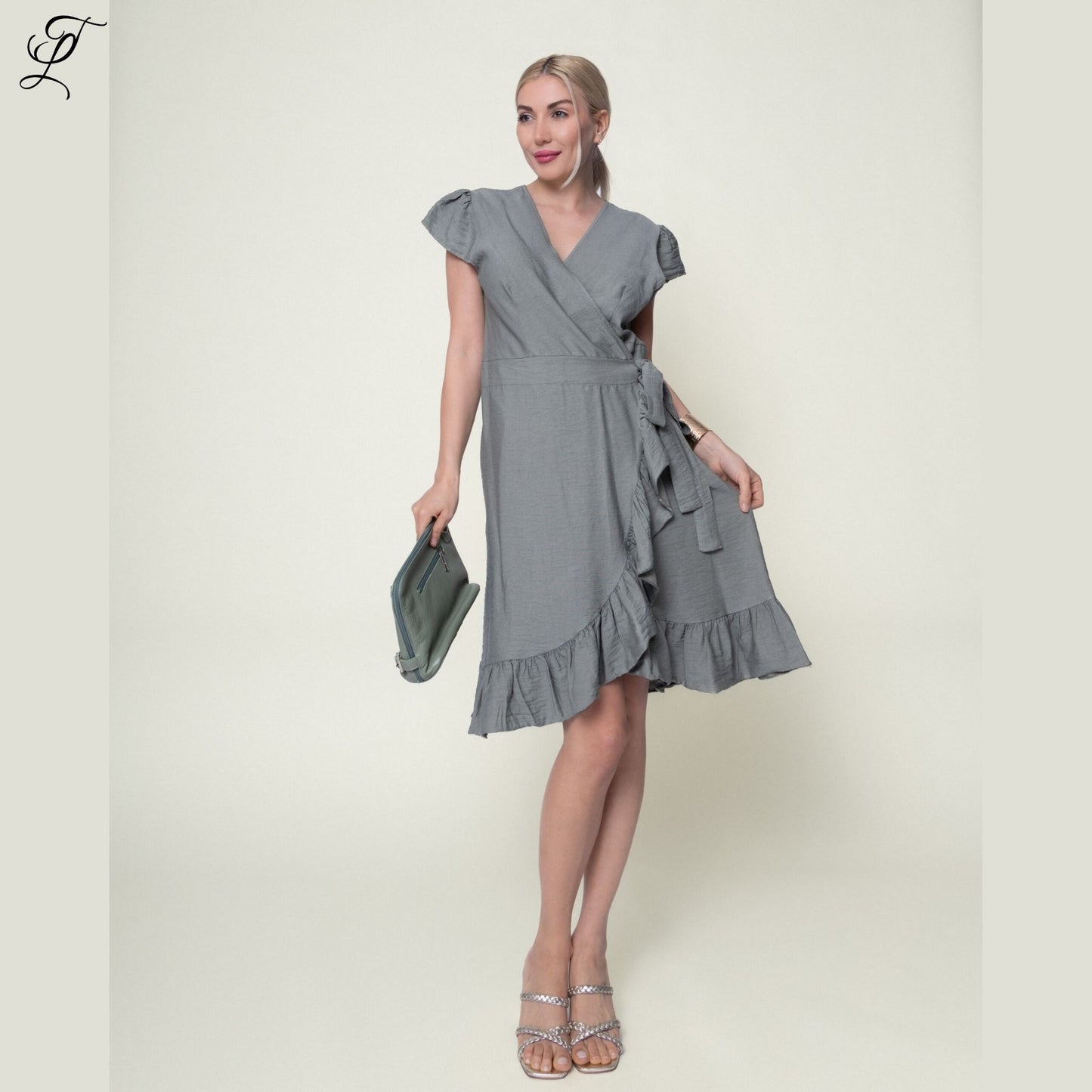 Elegante grijze Chastar Viscose Wikkeljurk met ruches en korte mouwen, getoond met bijpassende clutch - Jurken & Tunieken Collectie