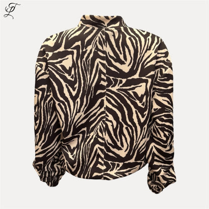 Chastar Bomberjas Zoë met gedurfde zebraprint en comfortabele moderne bomber fit voor een stijlvolle look.