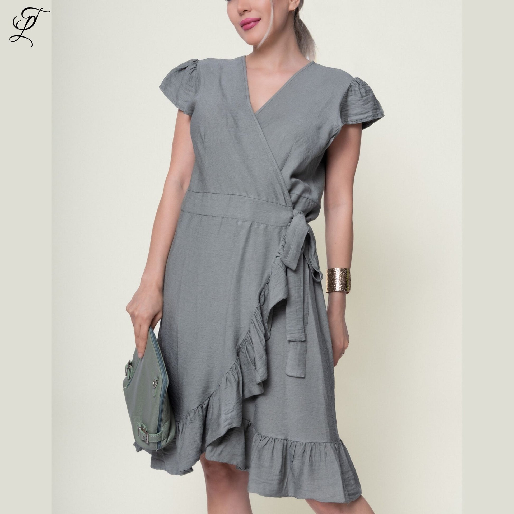 Stijlvolle Chastar Viscose Wikkeljurk in grijs met ruches en korte mouwen, perfect voor zomerse dagen Jurken & Tunieken Collectie