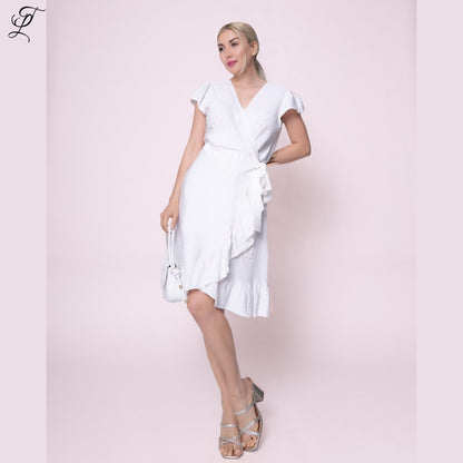 Stijlvolle witte Chastar Viscose Wikkeljurk met ruches, V-hals en korte mouwen, gedragen met zilveren sandalen en handtas