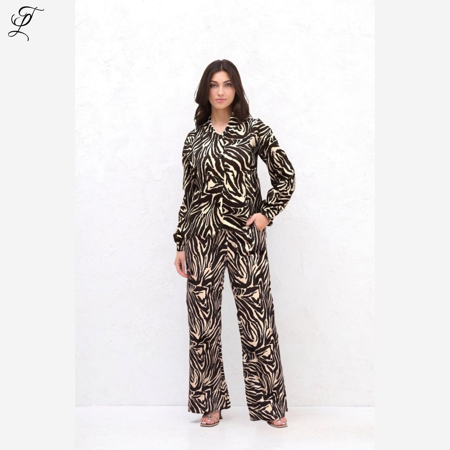 Chastar Zebraprint Set Zoë met modieuze bomberjas en rechte broek in opvallende zebraprint voor een krachtige look