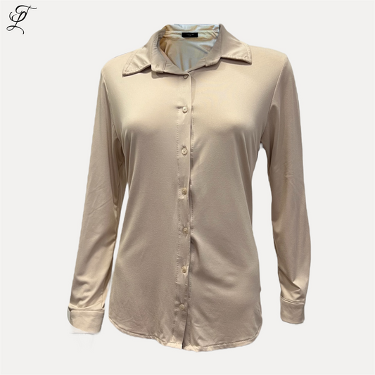 Chastar Soft Blouse in elegant beige, klassieke damesblouse met lange mouwen en knoopsluiting. Gemaakt van zachte, soepelvallende stof met een glanzende afwerking. Perfect voor dagelijks gebruik en zakelijke outfits. Bestsellers, Collectie