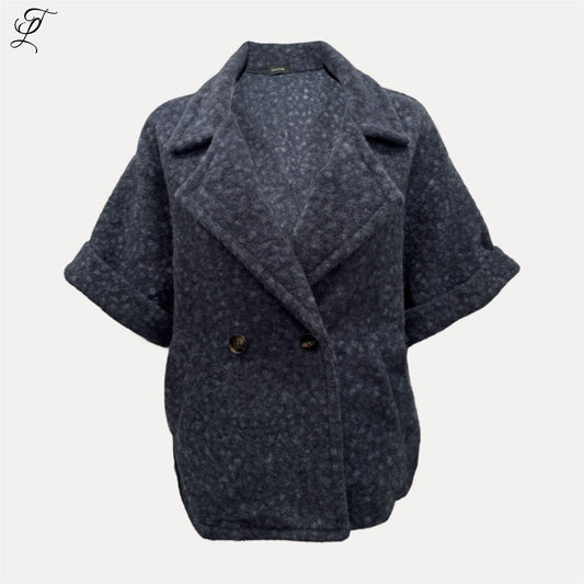 Chastar korte bouclé jas met dubbele knoopsluiting, wijde mouwen en reverskraag in donkerblauwe kleur.