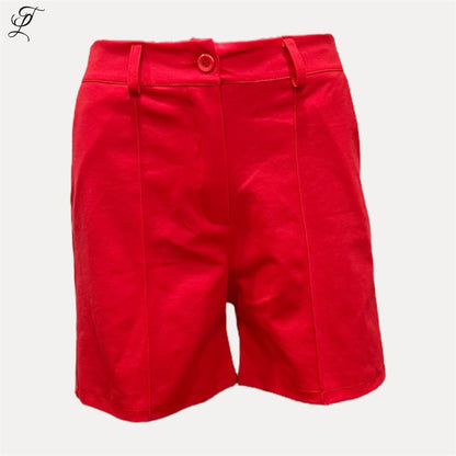 Chastar Korte Broek in rood met elastische tailleband en nette afwerking, perfect voor warme zomerdagen.