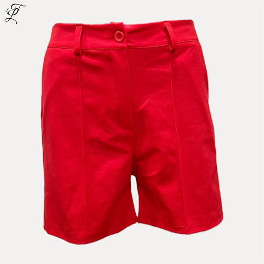 Chastar Korte Broek in rood met elastische tailleband en nette afwerking, perfect voor warme zomerdagen.