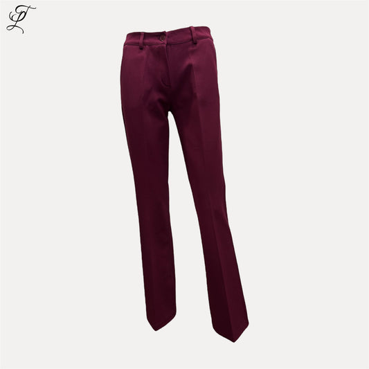 Chastar klassieke flared broek in diep bordeaux met elegante snit en flatterende pasvorm uit de herfst collectie.