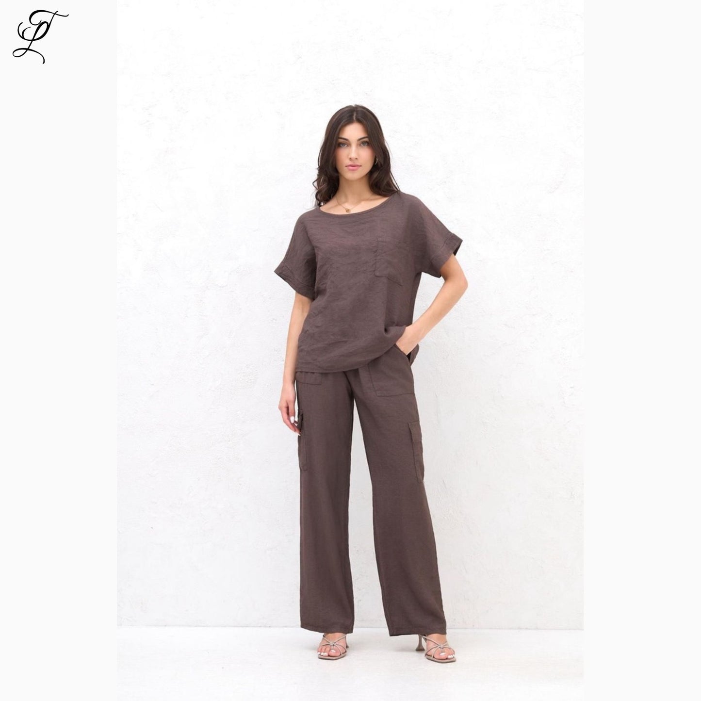 Chastar Viscose Linnen Set Emma in bruine kleur met losse top en broek met cargo zakken voor luchtig comfort en stijl Sets Chastar Viscose