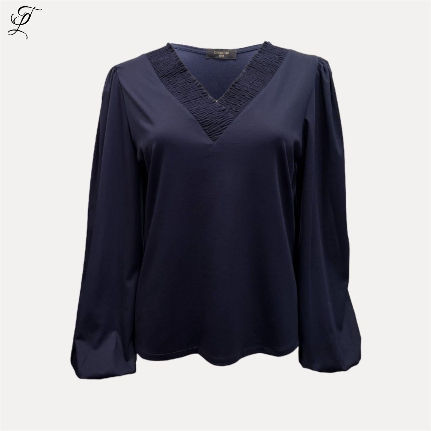 Chastar Tricot Top Mila in navy met V-hals en geplisseerde afwerking, zachte stretchstof, lange mouwen, elegante basic.