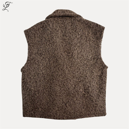 Achterkant van het Chastar Gilet Livia in bruin met swirl-patroon en zachte stof, stijlvol en comfortabel.