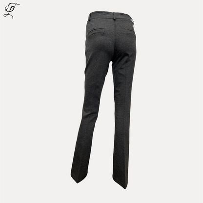 Chastar Flair Broek in stijlvol grijs, gefotografeerd vanaf de achterkant. De broek toont een elegante flared pasvorm met perfect uitlopende pijpen en strakke tailleband. Professionele productfoto tegen witte achtergrond. Home page, Collectie, Bestsellers.