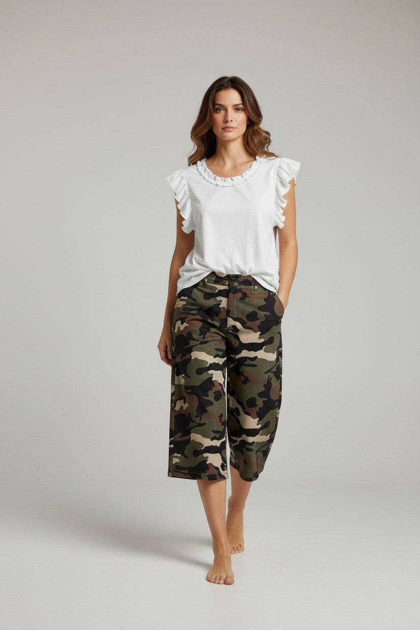 Model draagt witte mouwloze top met ruches en korte camouflagebroek met steekzakken, onderdeel van de Chastar Nieuw collectie Tops & Shirts.