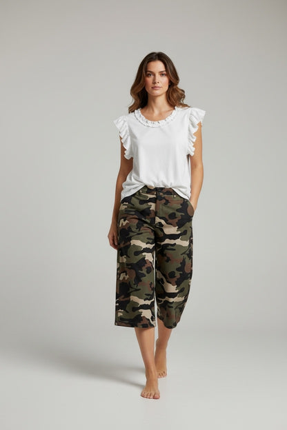 Model draagt witte mouwloze top met ruches en korte camouflagebroek met steekzakken, onderdeel van de Chastar Nieuw collectie Tops & Shirts.